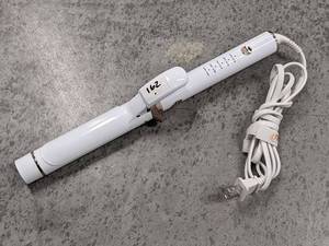 lot 162 image: T3 TWIRL CERAMIC 77581 Clip 1 � Professional Curling Iron