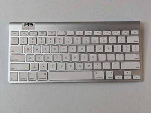lot 199 image: ORIGINAL GENUINE APPLE A1314 WIRELESS KEYBOARD WHITE KEYS ALUMINUM METAL