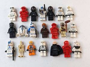 lot 219 image: 21 Star Wars Lego Minifigures lot