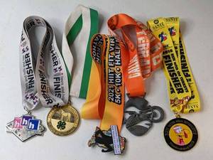 lot 238 image: Lot of 5 - Assorted Marathon Medals