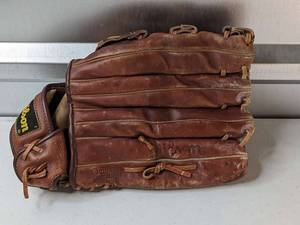 lot 254 image: Wilson OG1 A9816 Softball Glove LHT