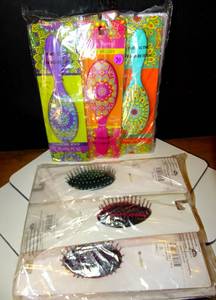 lot 30 image: NEW - OH SO PRETTY COLORFUL HAIRBRUSHES (12 UNITS x$)