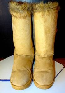 lot 33 image: LIKE NEW - SUPER WARM SHEEPSKIN WOMENS BOOTS - SIZE 9 (LIGHT WEAR)