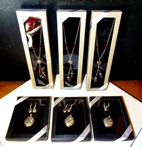 lot 43 image: NEW JEWELRY LOT - 3 NECKLACES AND 3 NECKLACES AND EARRINGS (6x$)