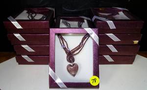 lot 78 image: NEW - BEAUTIFUL BEADED NECKLACE HEART IN GIFT BOX - 12 UNITS x$