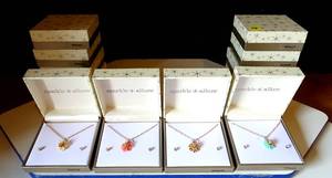 lot 79 image: NEW - BEAUTIFUL PETITE FLORAL NECKLACE WITH STUD EARRINGS (ASSORTED COLORS) IN GIFT BOX (12 X $)