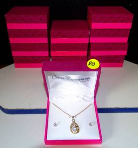 lot 80 image: NEW - BEAUTIFUL GOLD NECKLACE WITH DIAMOND STLYE STONES & STUD EARRINGS (ASSORTED COLORS) IN GIFT BOX (12 X $)