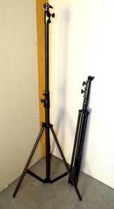 lot 191 image: ONE PAIR PROFESSIONAL TRIPOD PHOTO LIGHT STANDS (ONLY)