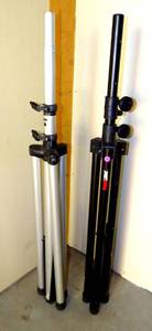 lot 192 image: ONE PAIR HEAVY DUTY PROFESSIONAL TRIPOD PHOTO LIGHT STANDS (ONLY)