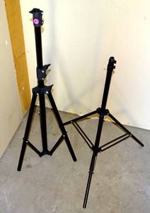 lot 194 image: ONE PAIR PROFESSIONAL TRIPOD PHOTO LIGHT STANDS (ONLY)