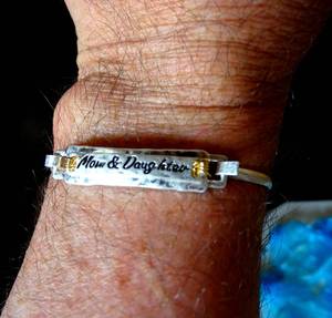 lot 203 image: BEAUTIFUL MOM & DAUGHTER METAL BRACELETS IN LOVELY GIFT BAGS - 12 UNITS x$