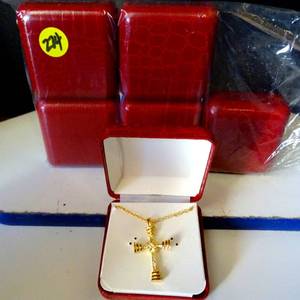 lot 274 image: BEAUTIFUL GOLD TONE DETAILED CROSS WITH CHAIN IN GIFT BOXES (6 UNITS x$)