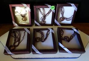 lot 277 image: NEW - BEAUTIFUL BEADED NECKLACE HEART IN GIFT BOX - 6 UNITS x$