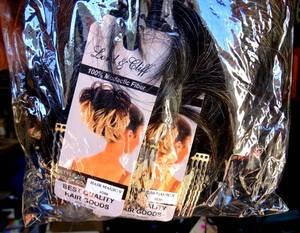 lot 282 image: BIG RESALE CASE - 28 PKS OF 6  168 UNITS ( LORD & CLIFF 100% MODACLIC FIBRE HAIR MAGIC -V  CLIPS