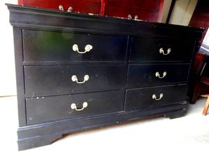lot 245 image: Nice Black Laquer 6 Drawer Dresser Made in Malasia (Cosmetic Scratches)