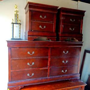 lot 246 image: Cherry Finish Wooden 4 Pc Bedroom Furniture - 6 Drawer Dresser, 2 Night Stands, and Mirror