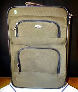 lot 250 image: OLYMPIA MEDIUM SIZE TRAVEL ROLLER BAG IN VG CONDITION