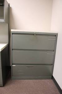 lot 15 image: 3-Drawer Lateral file cabinet by Steelcase with keys - 3W x 18D x 43H