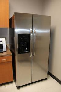 lot 1 image: Frigidaire RefrigeratorFreezer Model FFHS2622MS1 - 37W x 34D x 70Tall