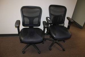 lot 53 image: (2) Black rolling office chairs