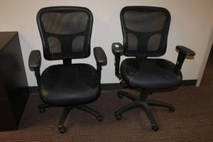 lot 54 image: (2) Black rolling office chairs