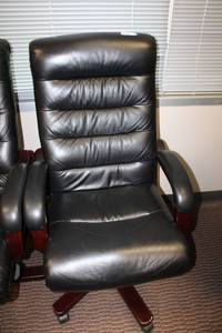 lot 129 image: (1) La-Z-Boy Contract Horizon Collection Chair