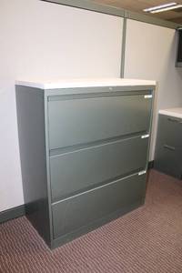 lot 85 image: 3-Drawer Lateral file cabinet by Steelcase with keys - 3W x 18D x 43H
