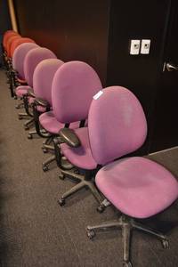 lot 98 image: (5) Purple Rolling Office Chairs