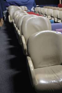 lot 119 image: (6) Cream colored rolling office chairs