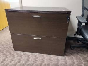 lot 61 image: 2-Drawer lateral file cabinet with key - 3W x 22D x 29H