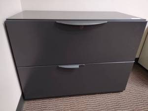 lot 38 image: 2-Drawer lateral file cabinet - 36W x 18D x 27.H
