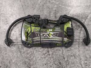 lot 4 image: Barnett Tomcat Youth Bow