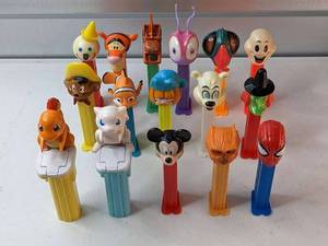 lot 13 image: 16 Assorted PEZ Dispensers