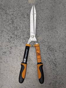 lot 30 image: Fiskars Hedge Shears