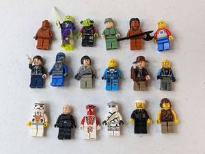lot 54 image: 18 Lego Mini Action Figurine