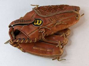 lot 69 image: Wilson Signature Model A2124 George Brett Baseball Glove Mitt RHT - Korea
