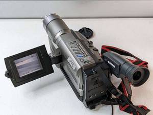 lot 103 image: JVC GR-SXM330U Super VHS C Camcorder Video Camera w Charger