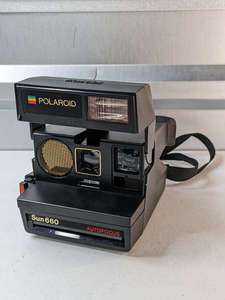 lot 119 image: Polaroid Sun 660 Autofocus Land Camera