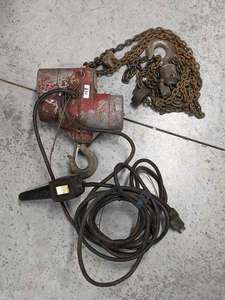 lot 159 image: Aro EL 300 electric hoist 300 LBS MAX