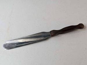 lot 173 image: CUTCO #28 - Spreader VINTAGE Brown Handle 7 Blade