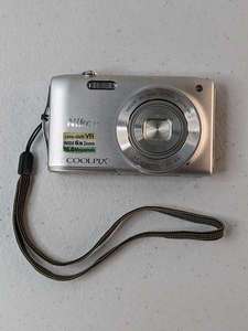 lot 217 image: Nikon Coolpix S3300 Digital Camera 16MP 6X Optical Zoom - Camera Only