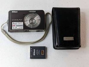 lot 236 image: Nikon Coolpix S520 8MP 3x Optical Zoom Digital Camera