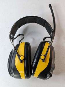 lot 249 image: 3M Tekk Work Tunes Headphones Hearing Protection AMFM Radio Yellow