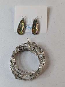 lot 253 image: Lot of 2 - Jewelry