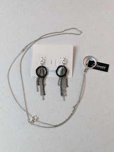 lot 256 image: Lot of 2 - Earrings and Necklace