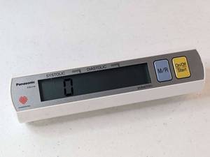 lot 288 image: PANASONIC EW3109 PORTABLE AUTOMATIC ARM BLOOD PRESSURE MONITOR