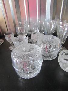 lot 31 image: PARE SHAPE WINE GLASSES, CRYSTAL CREAM AND SUGAR DISHES AND CRYSTAL BOWLS