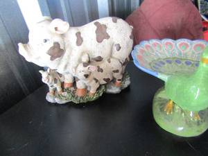 lot 34 image: Momma PIG with babies dcor, peacock soap dish