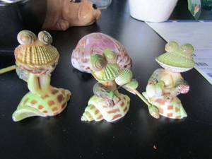 lot 45 image: seashell handmade frogs one needs head repaired x 3, small engraved palm tree seashell