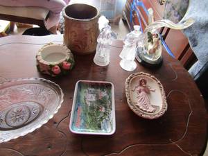 lot 48 image: glass fiqurine playing the violen, glass lady reading a book, a hearst castle tray, cristal candy dish and more